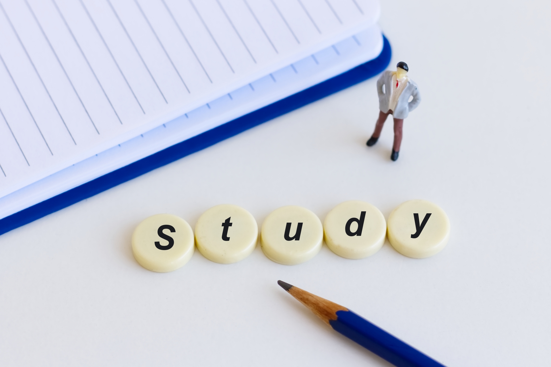 「study」と書かれたタイルと、その隣に立つ小さな人形