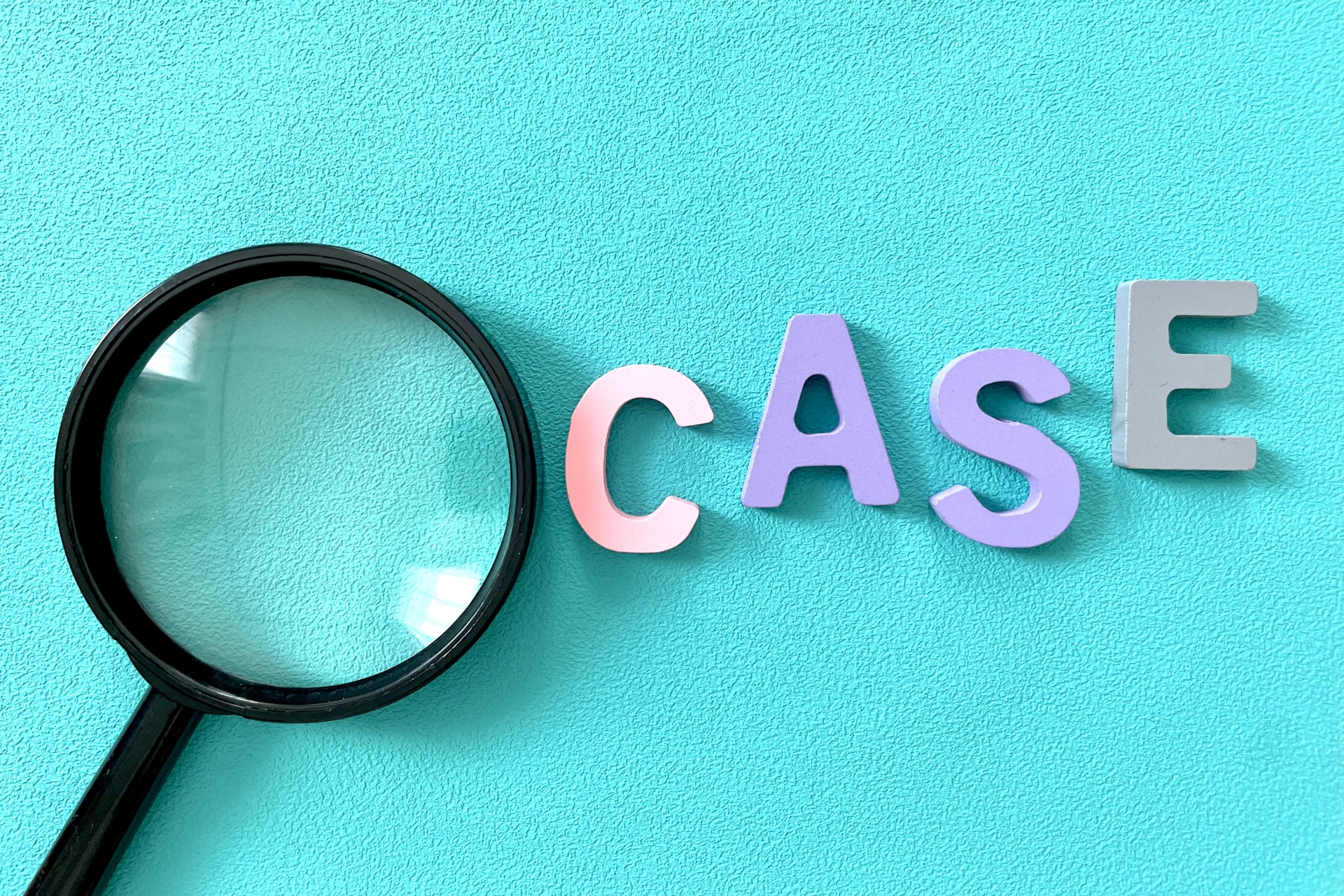 拡大鏡でCASEの文字を調べる様子