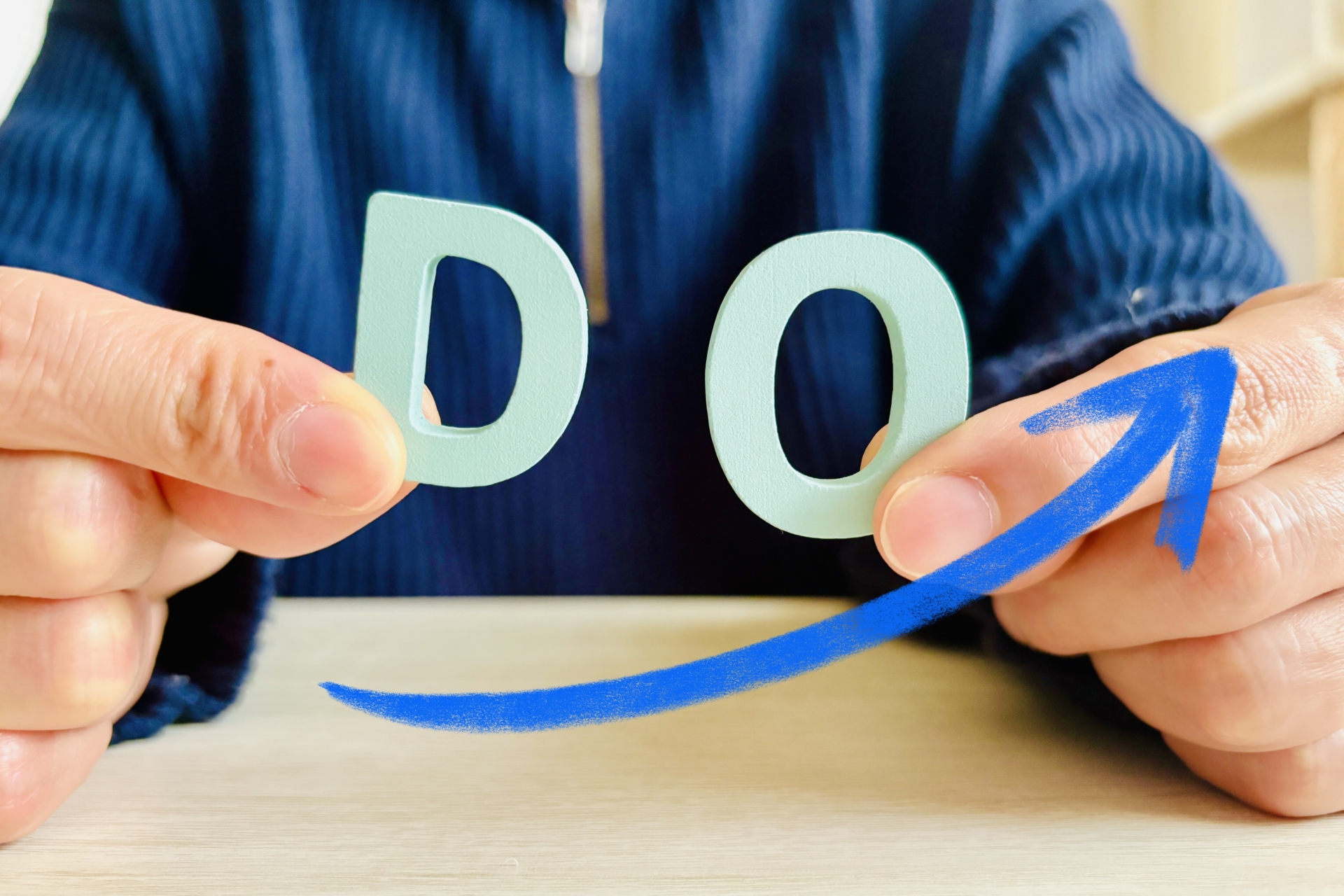 「DO」の文字と成長を示す矢印を持つ手