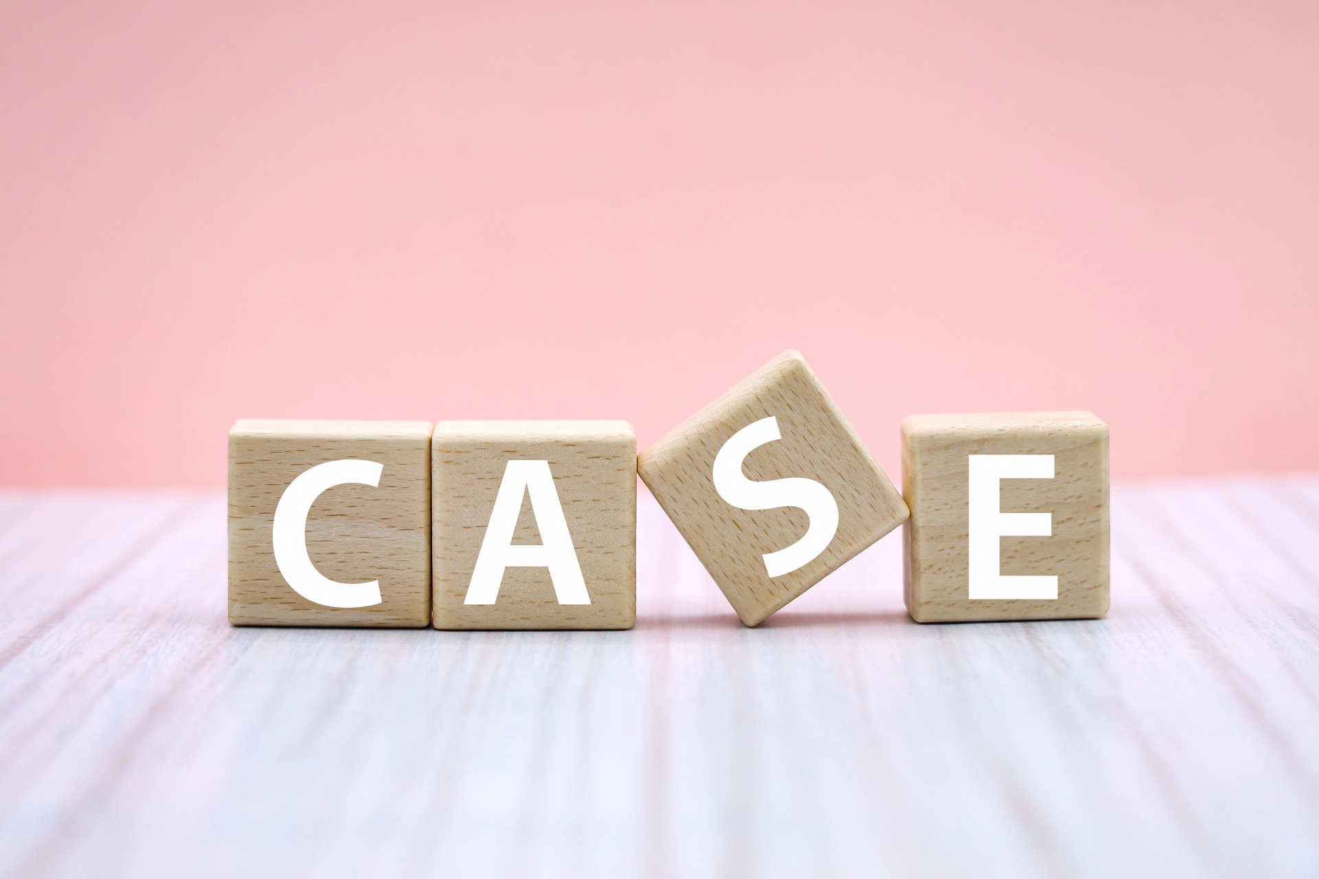 木のブロックで組まれた「CASE（事例）」の文字