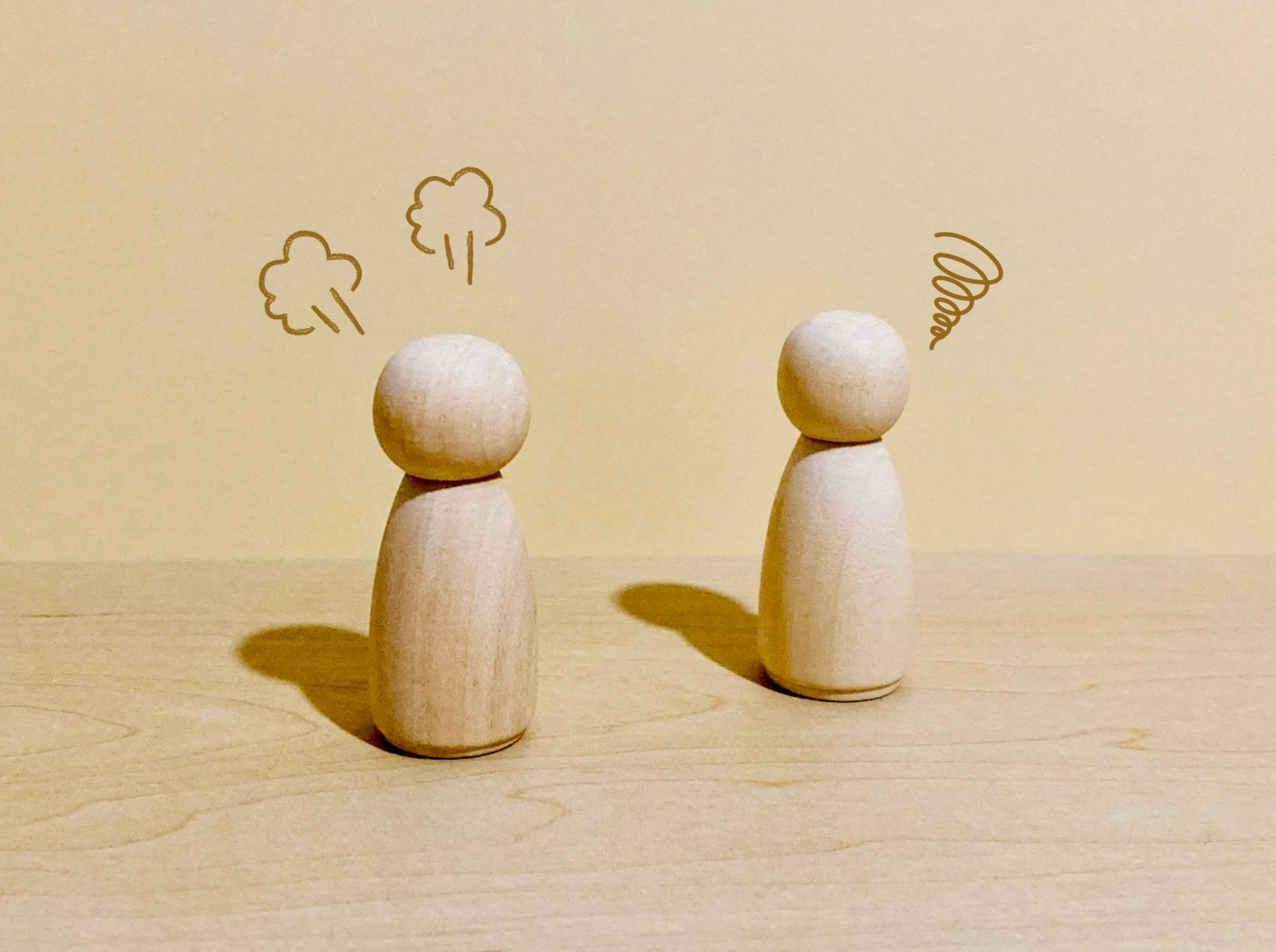喧嘩や口論をする2人の人物（木製人形）