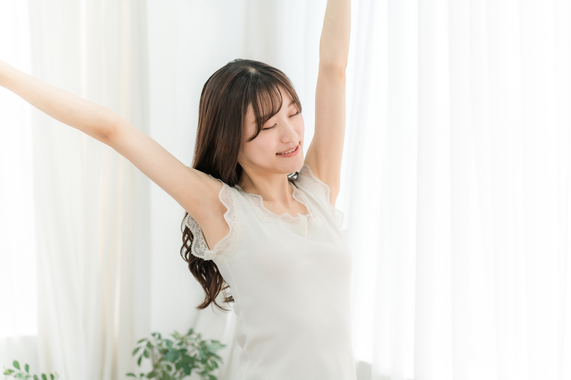 気持ちよさそうに伸びをする女性