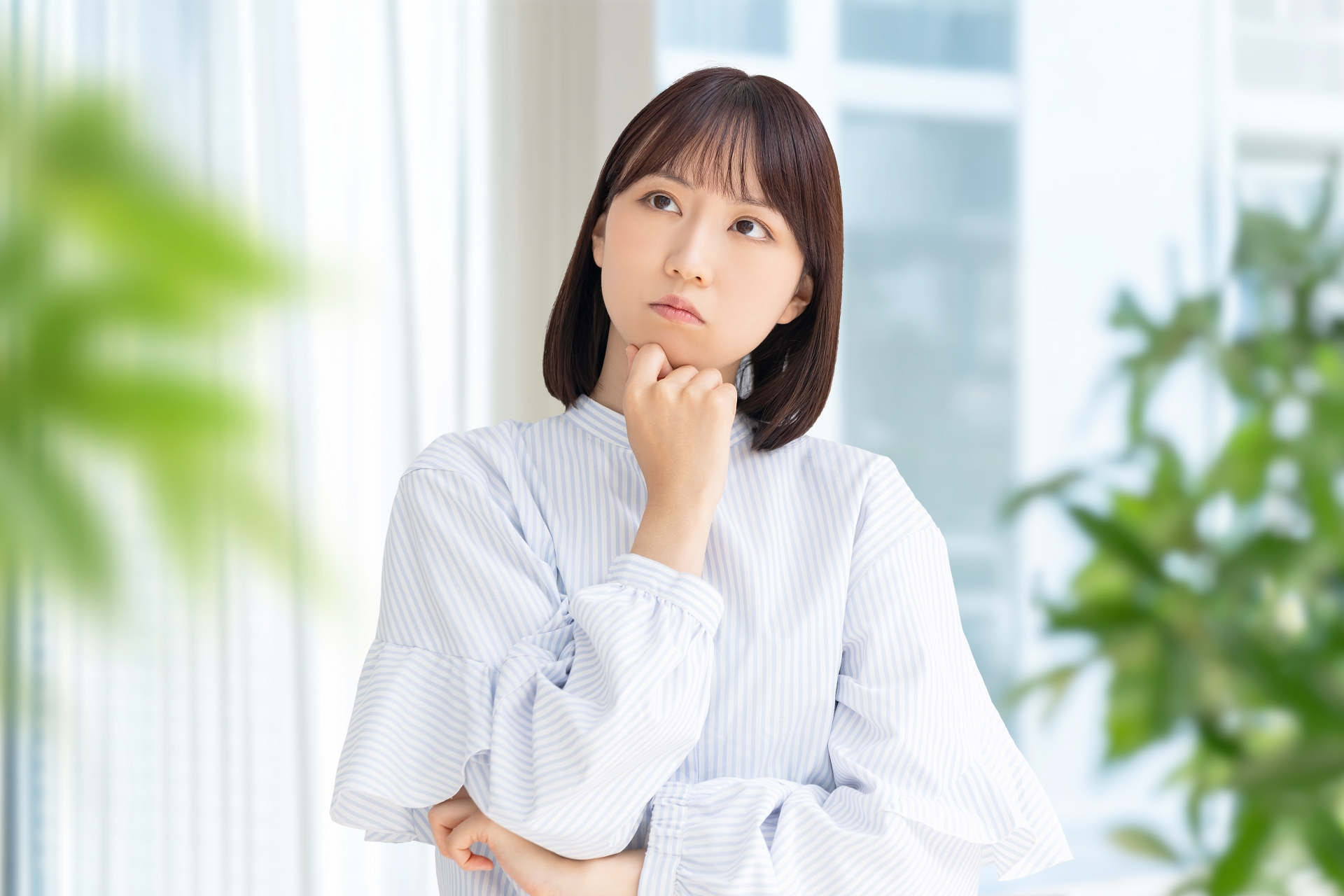 何かを考え込む表情の女性