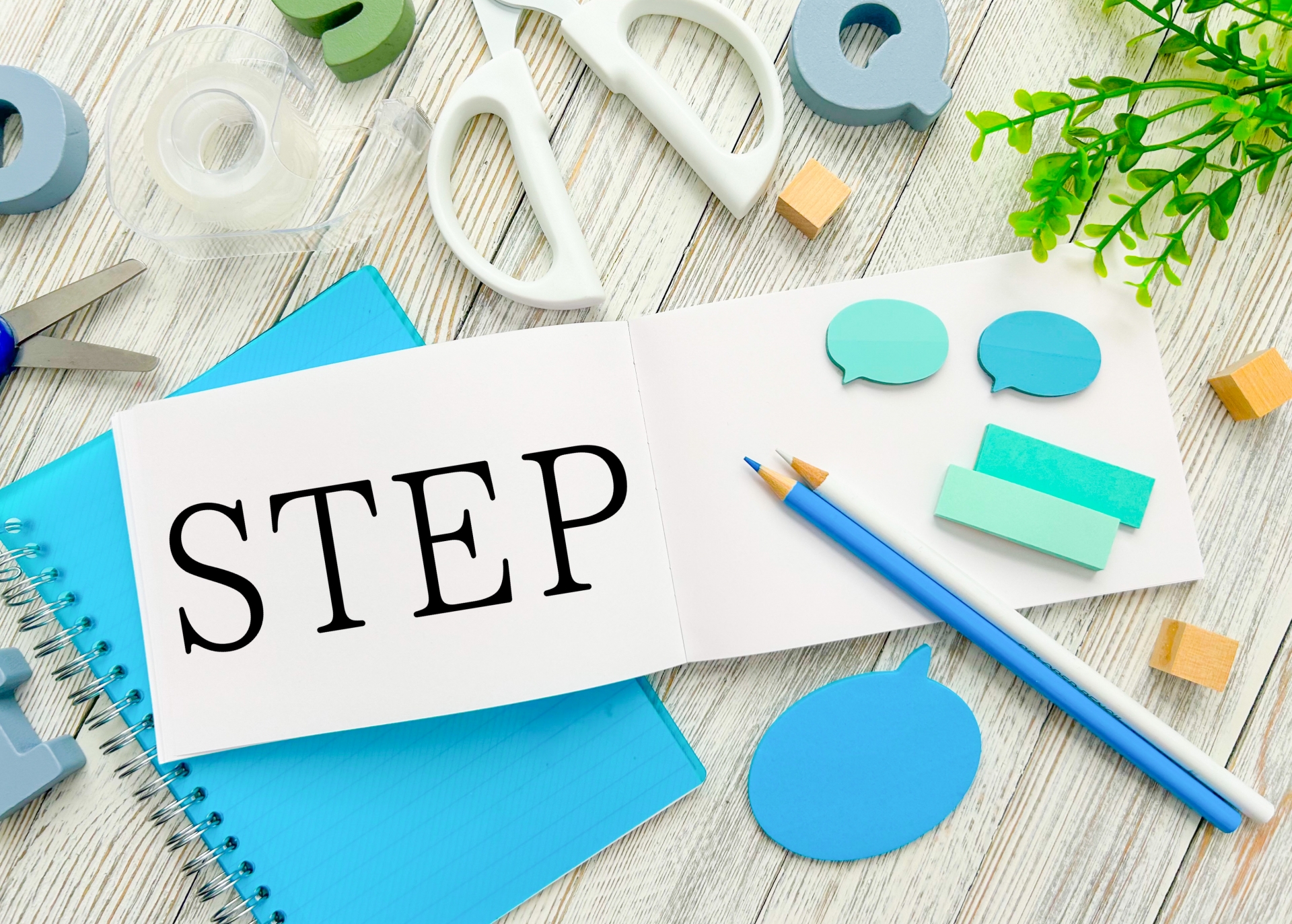 ステップ（STEP）と書かれたノート、文房具のイメージ
