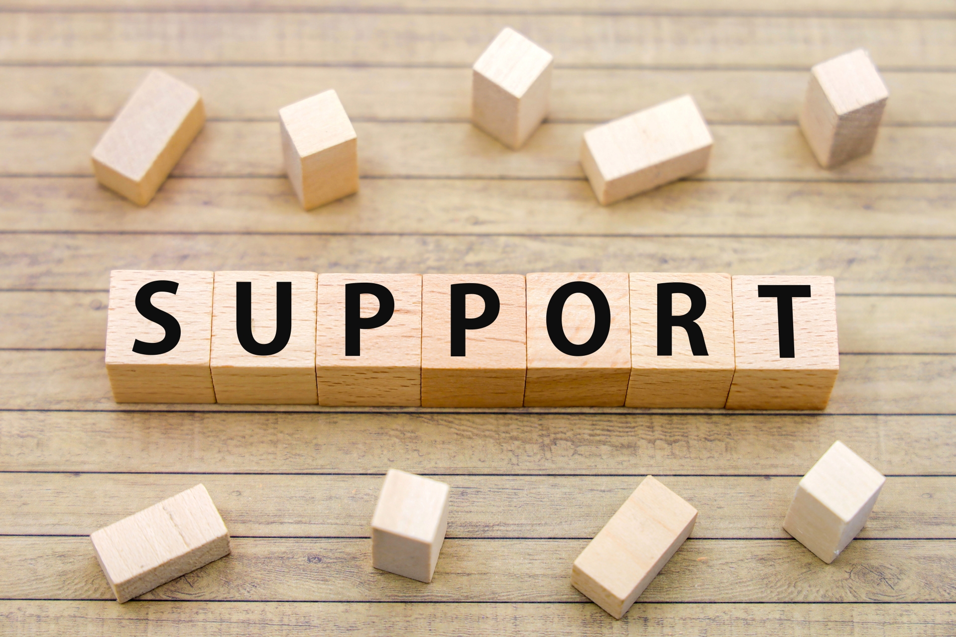 木のブロックでSUPPORTと書かれた文字