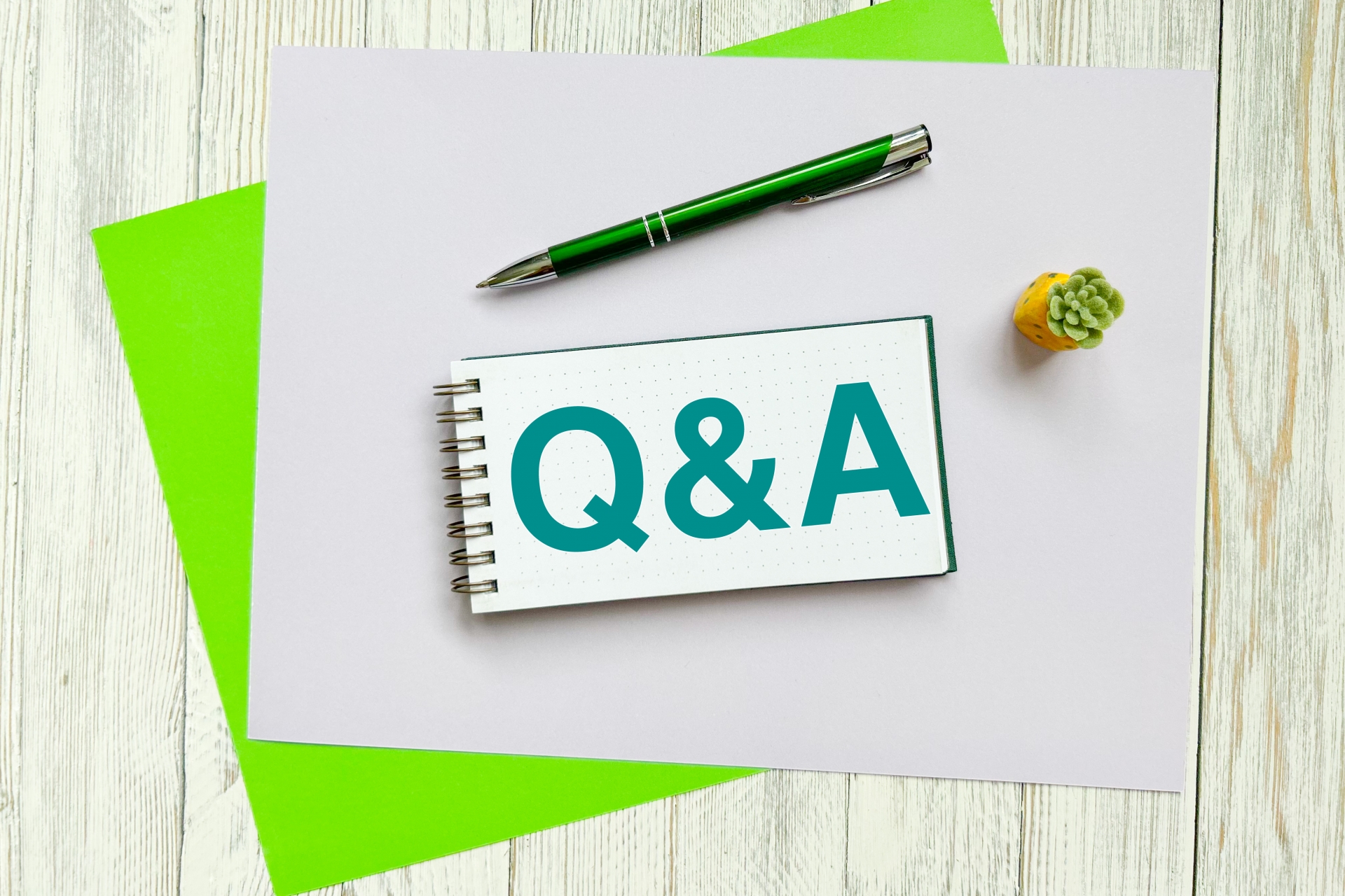 ノートに書かれた「Q&A」の文字と文房具
