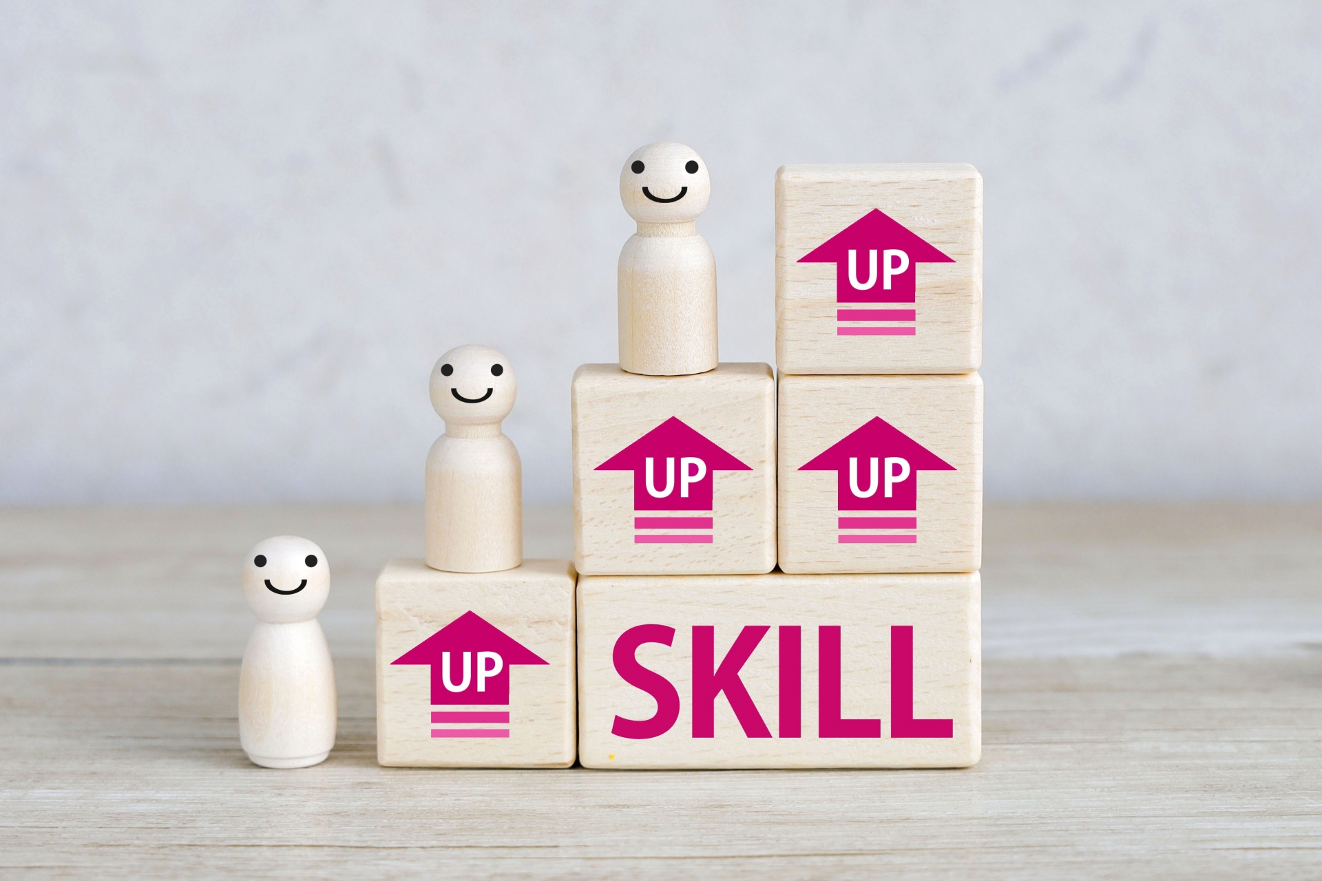 「SKILL」と書かれた階段状のブロックと、スキルアップを示す木製の人形