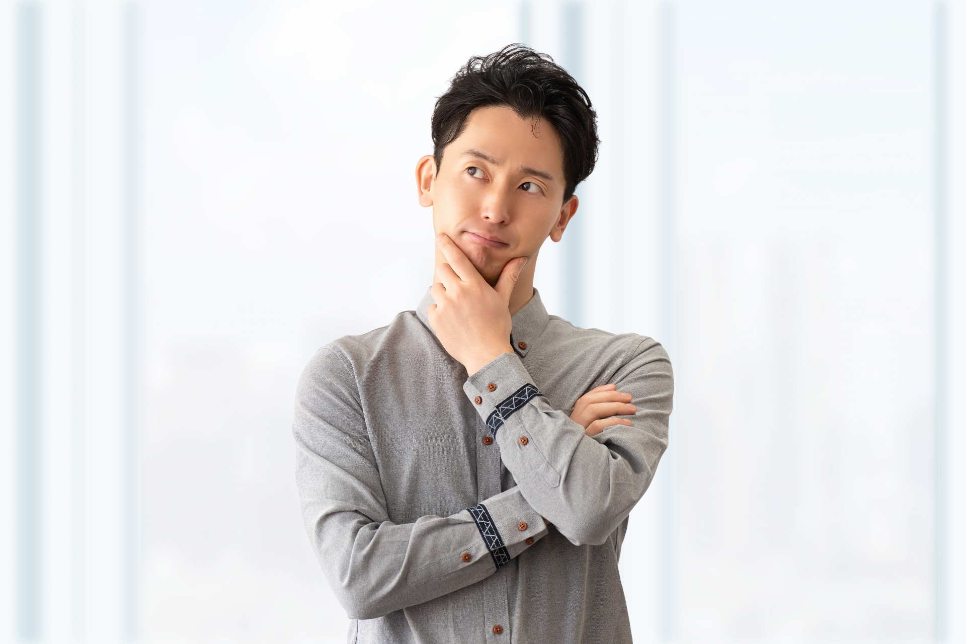 考えごとをしている男性