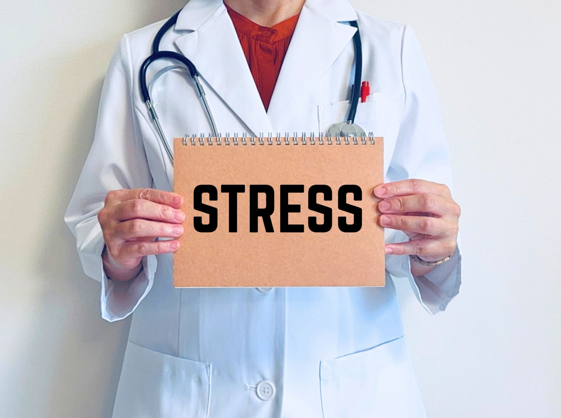 医者が持つ「STRESS」と書かれたボード