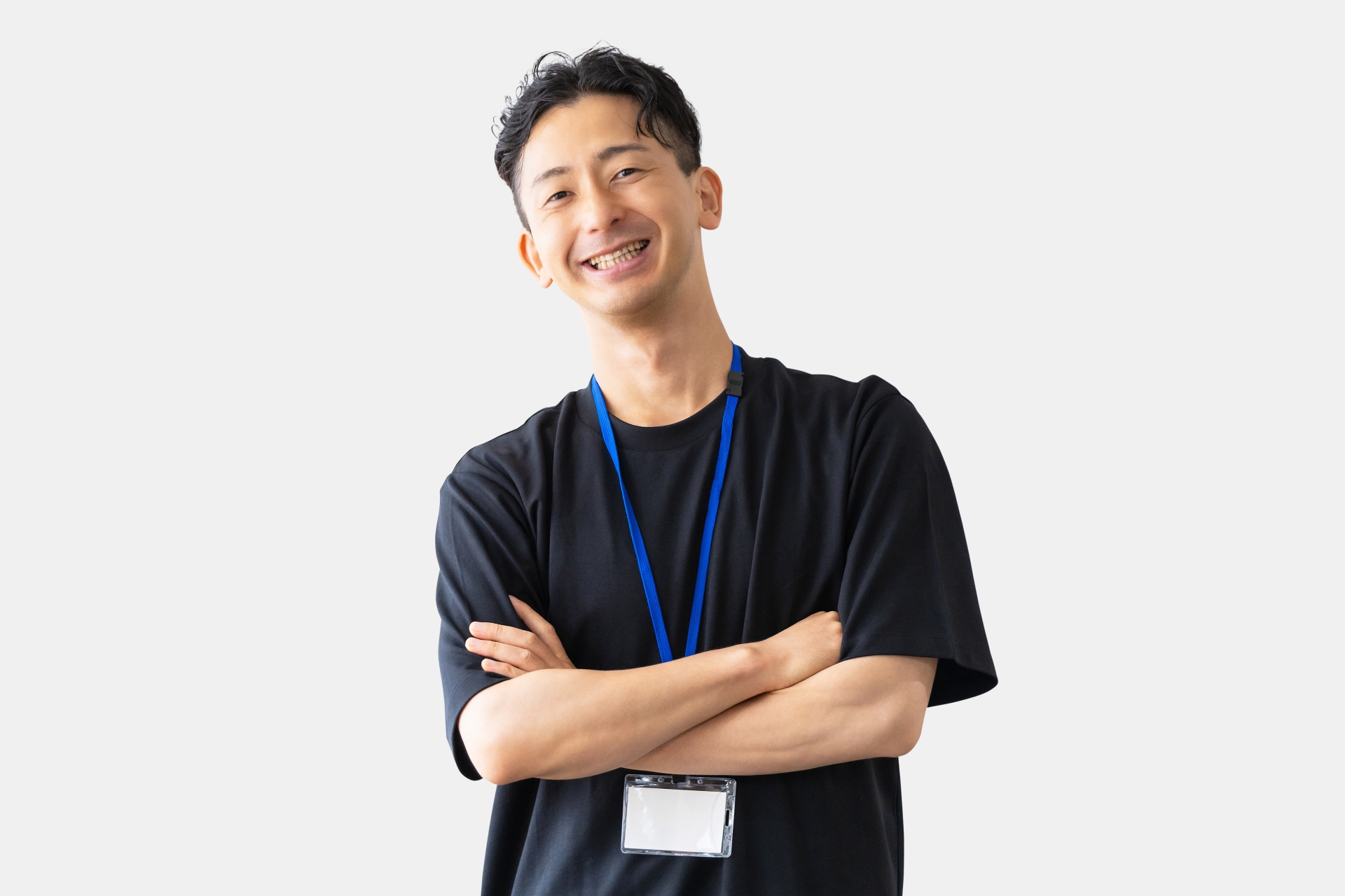 腕を組み、笑顔でカメラを見ている男性