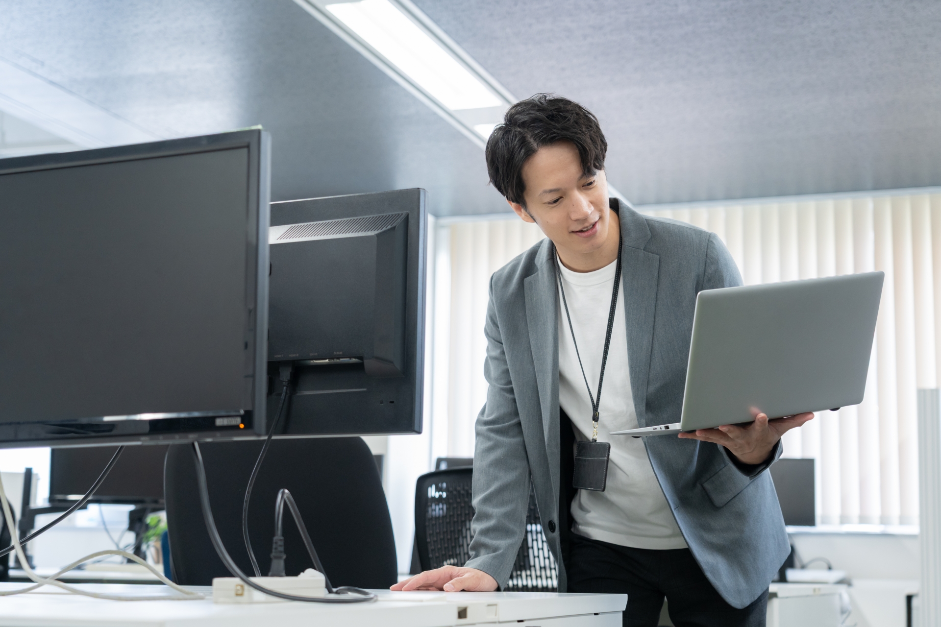 オフィスでPCを操作し、確認するビジネスマン