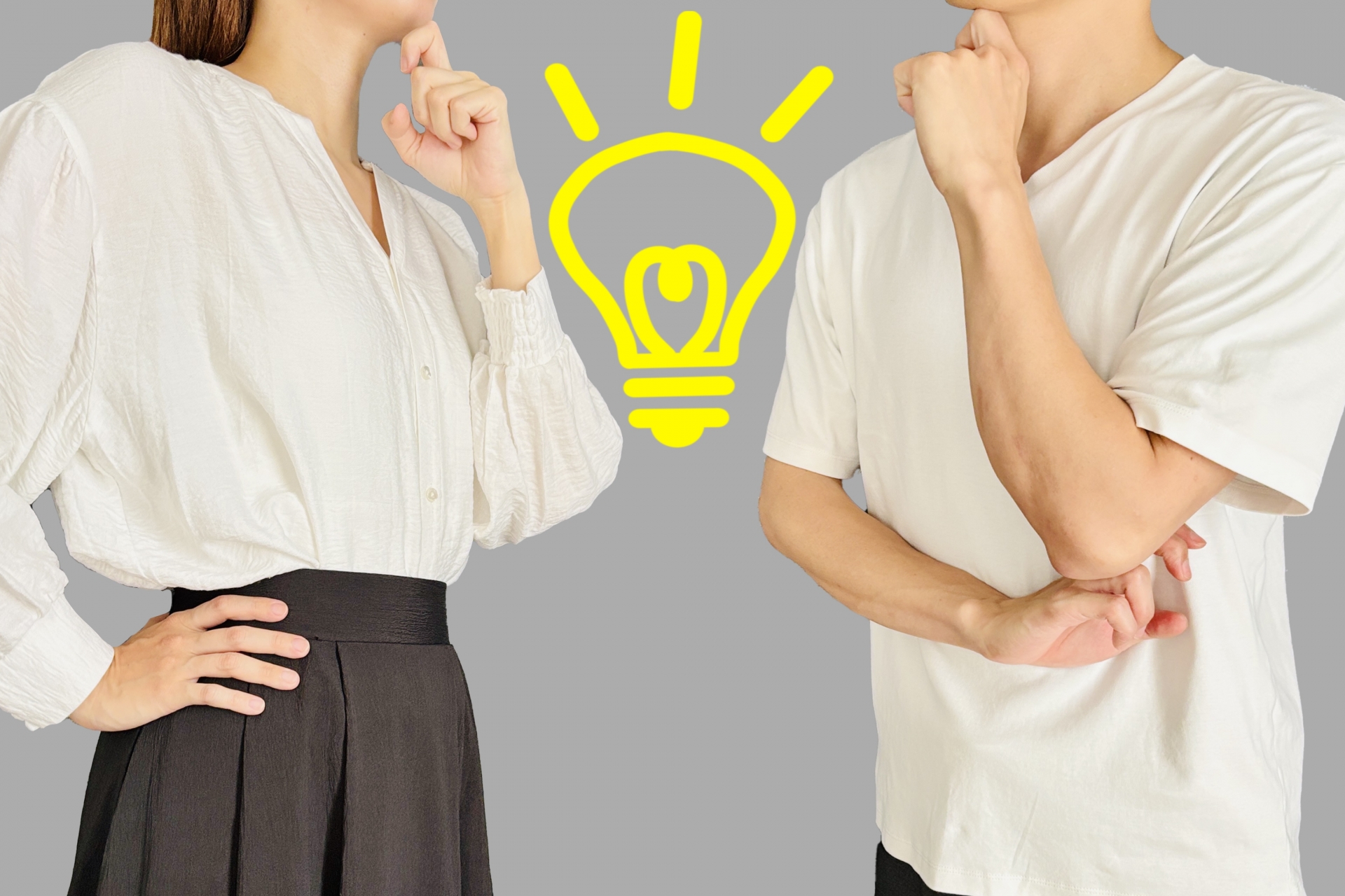 ひらめきを表す電球のイラストと共に考え込む男女